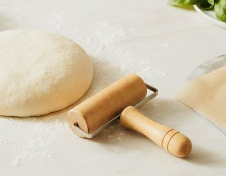 مرق عجين خشبي